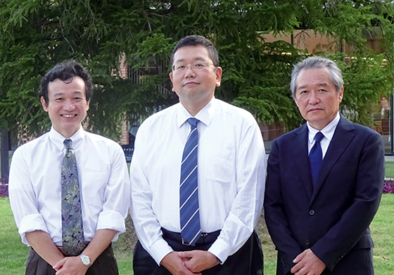 写真：同志社女子大学 経理部 ネットワークインフラ課<br>明石 健治 氏／奥田 充昭 氏／長南 敏彦 氏