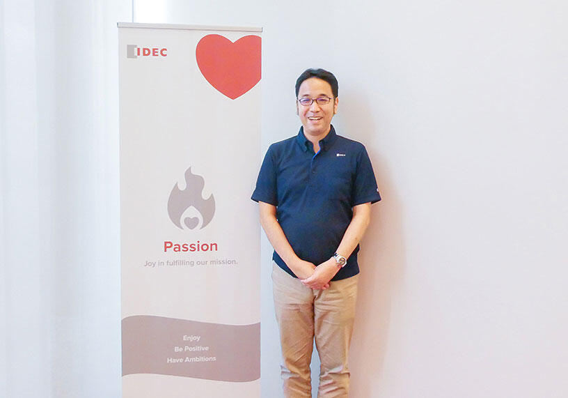 写真:IDEC(アイデック)株式会社 品質保証センター グローバル品質保証グループ 生産品質保証チーム 藤原 章督 氏