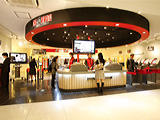 写真：株式会社ランシステムスペースクリエイト自遊空間[BIGBOX 高田馬場店] 経営戦略部 情報システム課<br />課長代理 黒澤一秀<br />自遊空間事業部 直営店舗管理課<br />係長 安島了